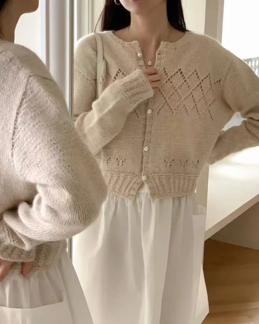 Hochwertiger Strickpullover mit langen Ärmeln, kleinem Duft und modischem Lochmuster. – Detail 10
