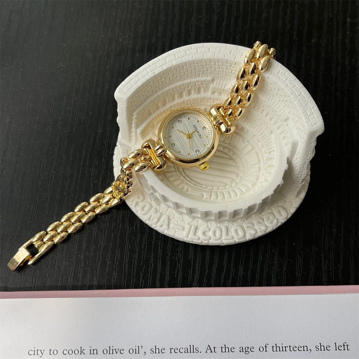 

Elegant ladies' watches2025newmodelswomen's luxury temperament fashion small exquisite highend bracelet watch ladies accessories