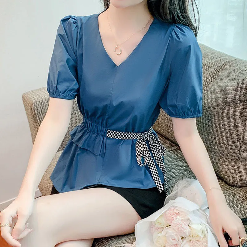 Blus Balutan V-Neck Ramping Warna Solid Korea untuk Wanita 2023 Kaus Elegan Tidak Beraturan Sambungan Ruffle Mode Lengan Puff Musim Panas