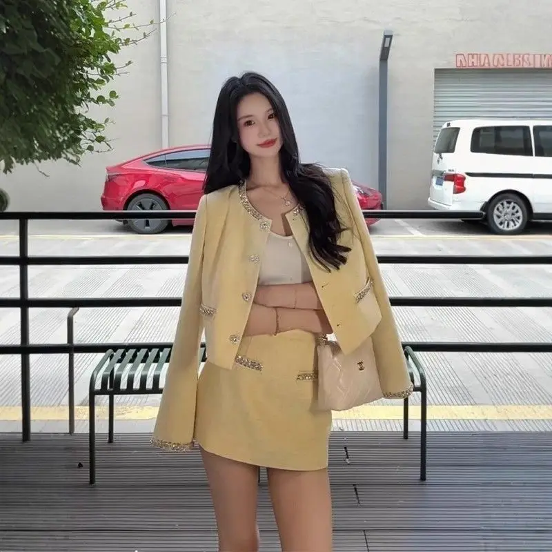 

Весенний новый комплект в французском стиле для повседневной носки: женский жакет с круглым вырезом и длинными рукавами на одной пуговице + короткая юбка с высокой талией.