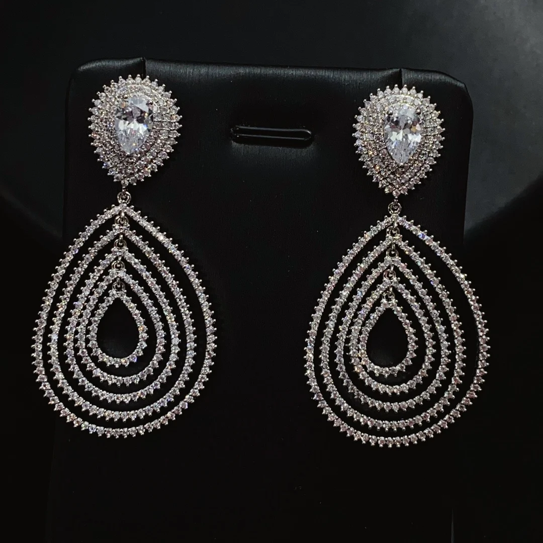 boucles-d'oreilles-elegantes-et-simples-de-forme-goutte-ideales-pour-le-quotidien-bijoux-raffines-pour-femmes-parfaits-comme-accessoires-pour-un-mariage-un-bal-ou-une-robe-de-soiree-ideal-comme-cadeau-e451