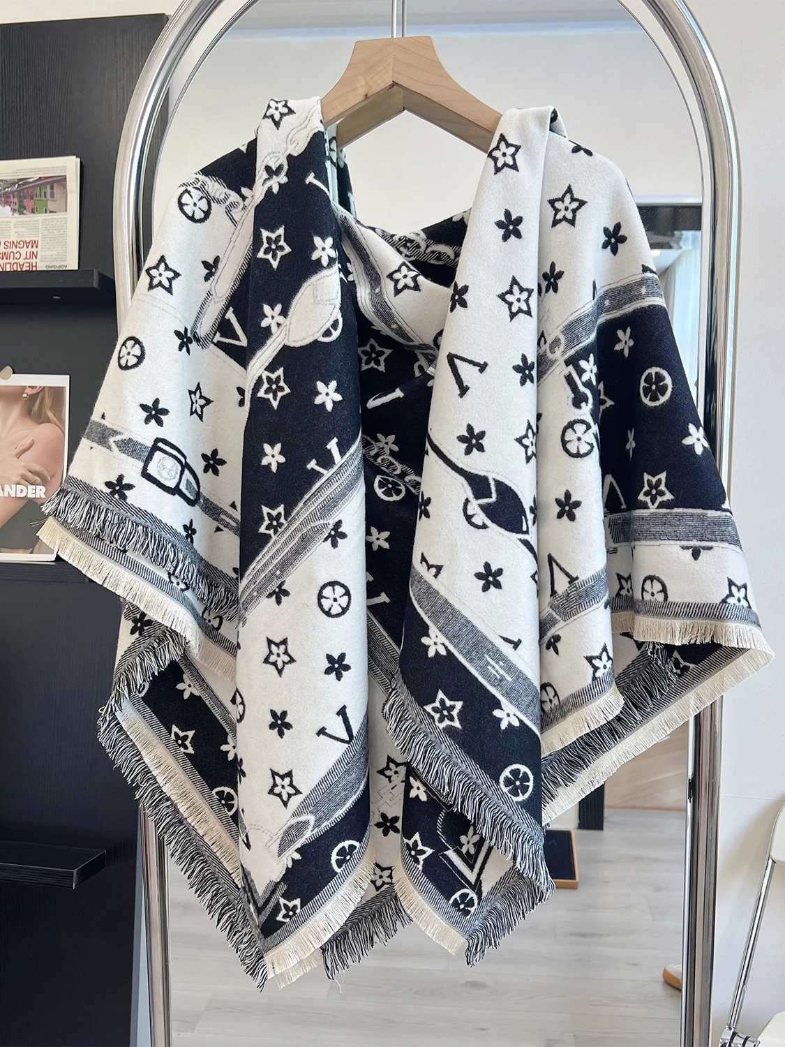 

2025 Thick Shawl Wrap Head Scarf for Women Luxury Winter Warm Cashmere Neckerchief Bandana Fashion Print Poncho Pashmina Bufanda