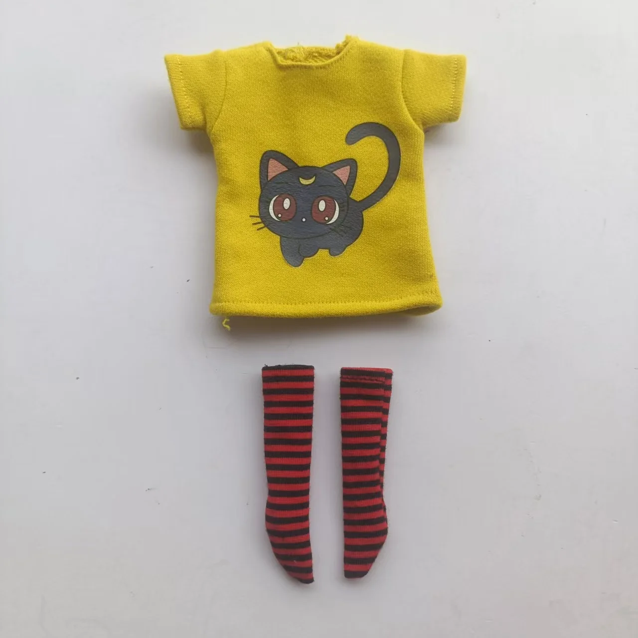 Handgefertigte OB24 1/6 Puppenkleidung, Cartoon-Print Kurzarm-T-Shirt + gestreifte Socken, kann als Zubehör für 1/6 Puppen verwendet werden. – Detail 10