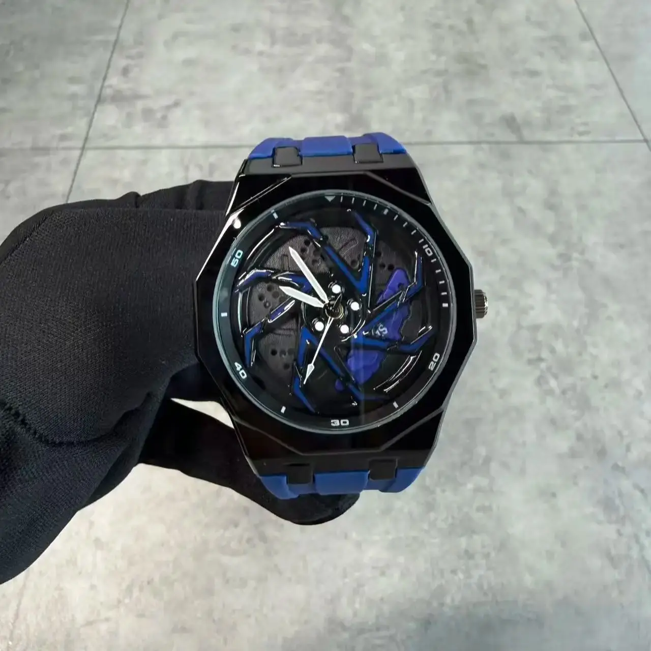 New Cool Men's Spider Watch, Rotating Car Wheel Dial Quartz Watch, Waterproof Silicone Strap Sports Watch, Men's Fashion Gift view 5