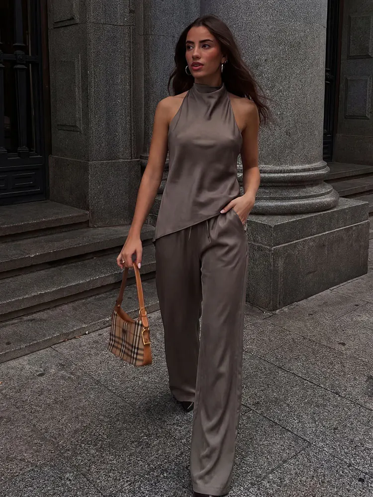 Conjunto Feminino de Luxo em Cetim Duas Peças: Top Assimétrico Halter e Calça Pantalona – Elegante para Festas e Baladas na Primavera/Verão
