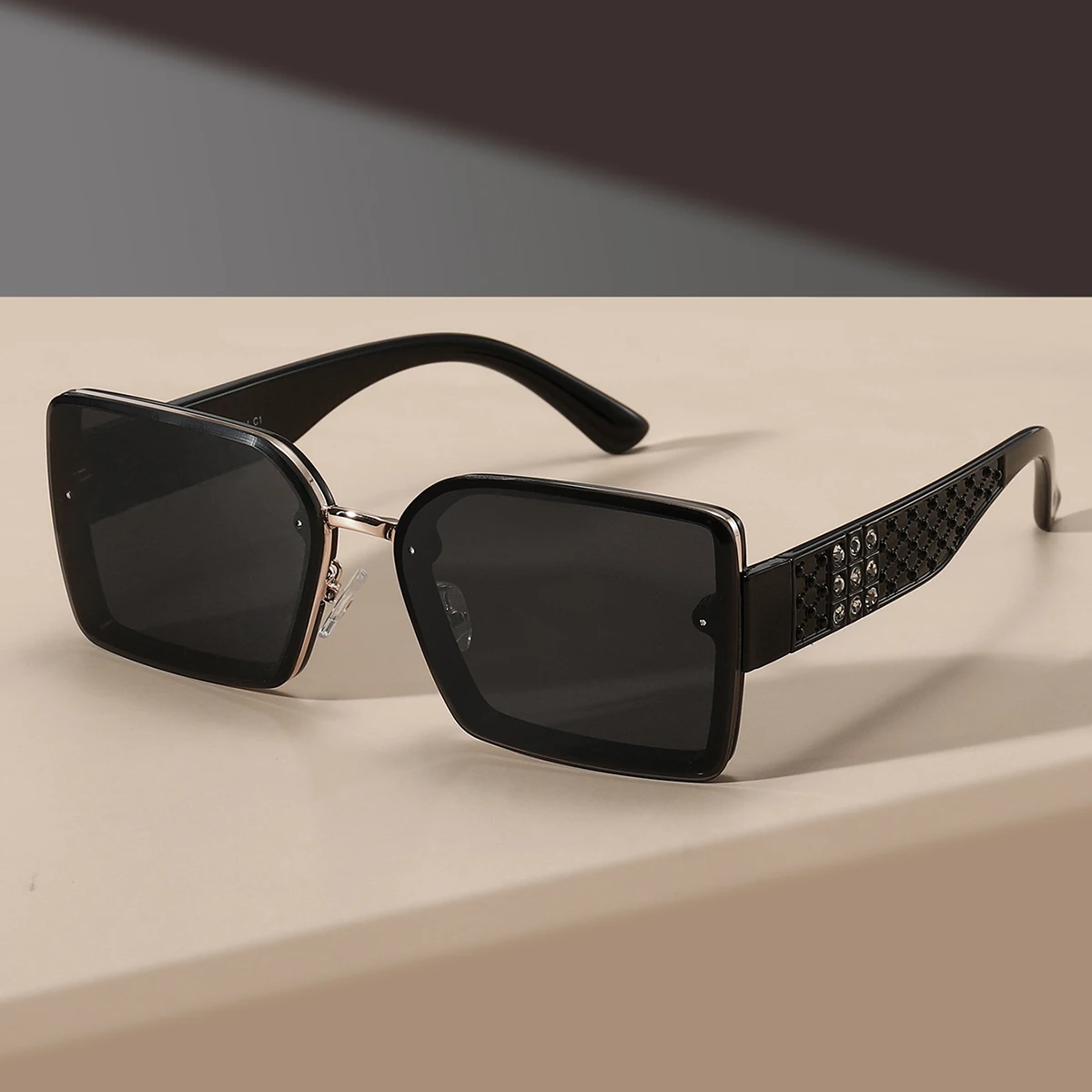 Große, quadratische Rahmen-Retro-Minimalist-Damenmode-Brille mit eingebettetem kleinen Perlen, geeignet für den täglichen Gebrauch und Fotografieren