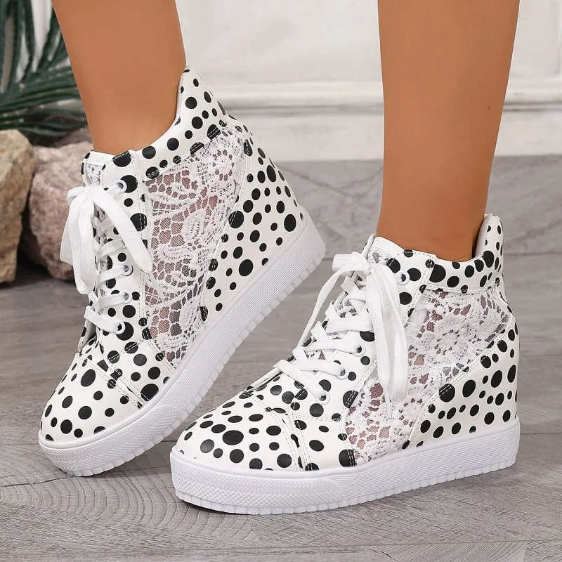 Neue Damen-Keilabsatz-Plateau-Sneaker aus Mesh und Leder mit Patchwork-Design, hohe Absätze, Schnürung, flache Schuhe, höhenvergrößernd, weiße vulkanisierte Schuhe