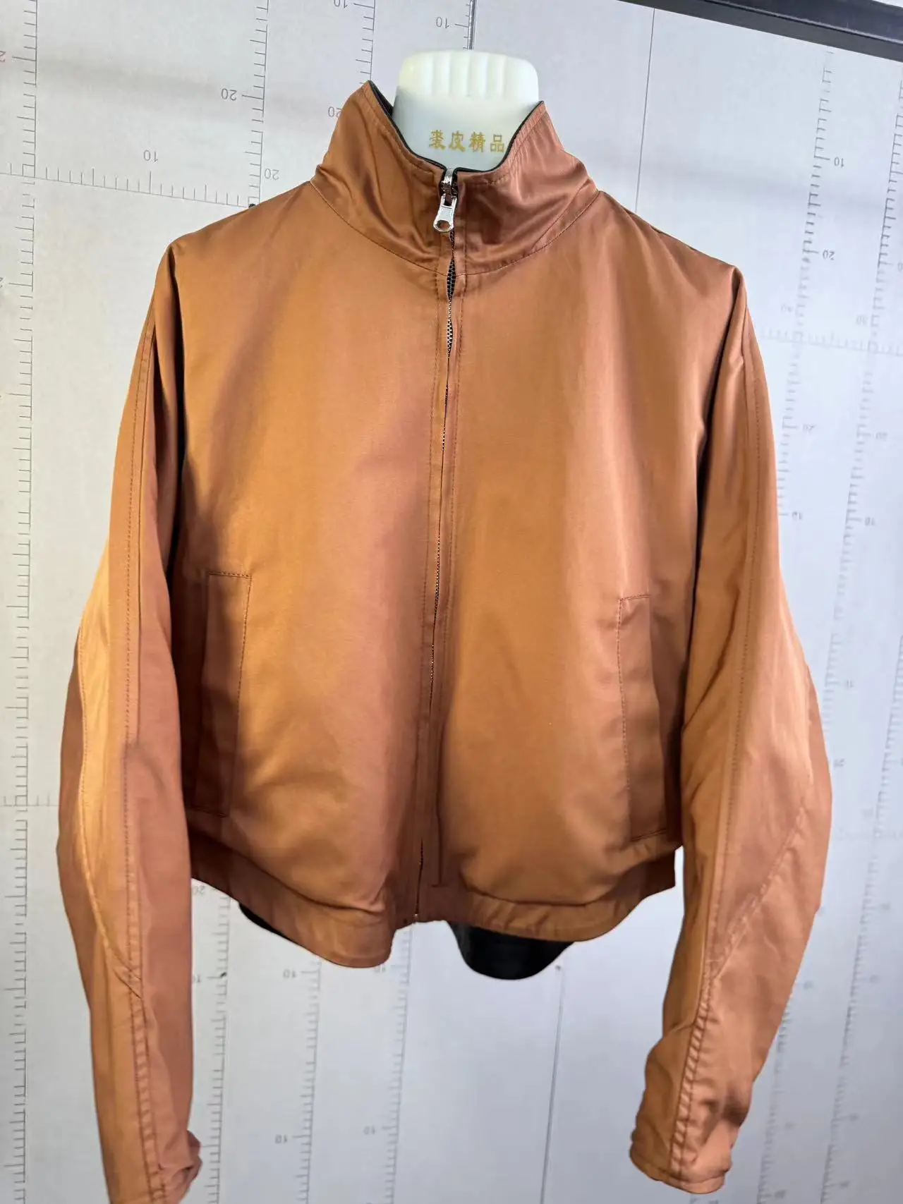 كلا الجانبين 2025 تصميم جديد من جلد الغنم الحقيقي والطبيعي مع سترة نسائية قصيرة جميلة وفاخرة بغطاء للرأس كبيرة