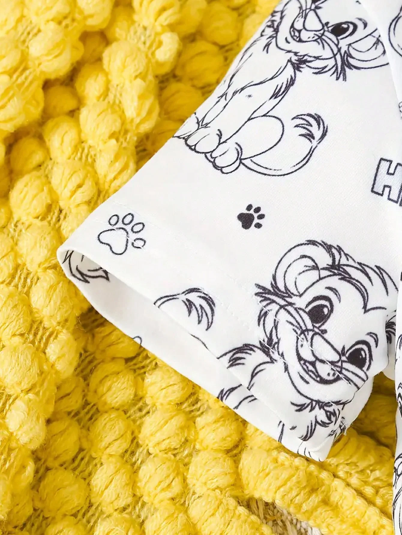Kinderbekleidungsset, lässiges T-Shirt mit Cartoon-Löwen-Print, Rundhalsausschnitt und kurzen Ärmeln + Hose mit elastischem Bund und Löwen-Print. – Detail 6