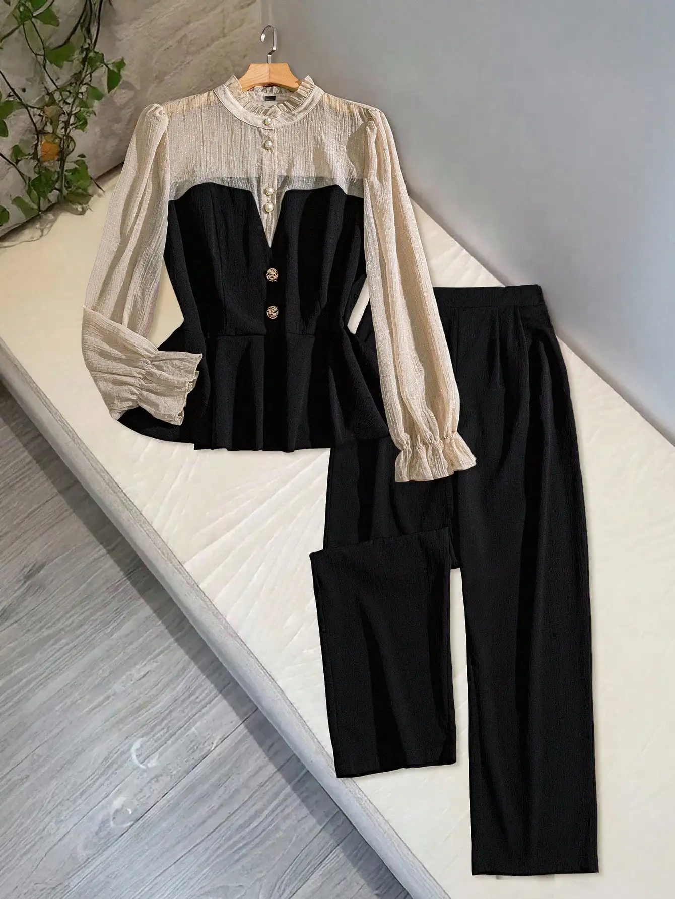 

Элегантная универсальная блузка больших размеров с прозрачными вставками, воротником-стойкой, оборками по низу, поясом и длинными рукавами + однотонные свободные легкие брюки