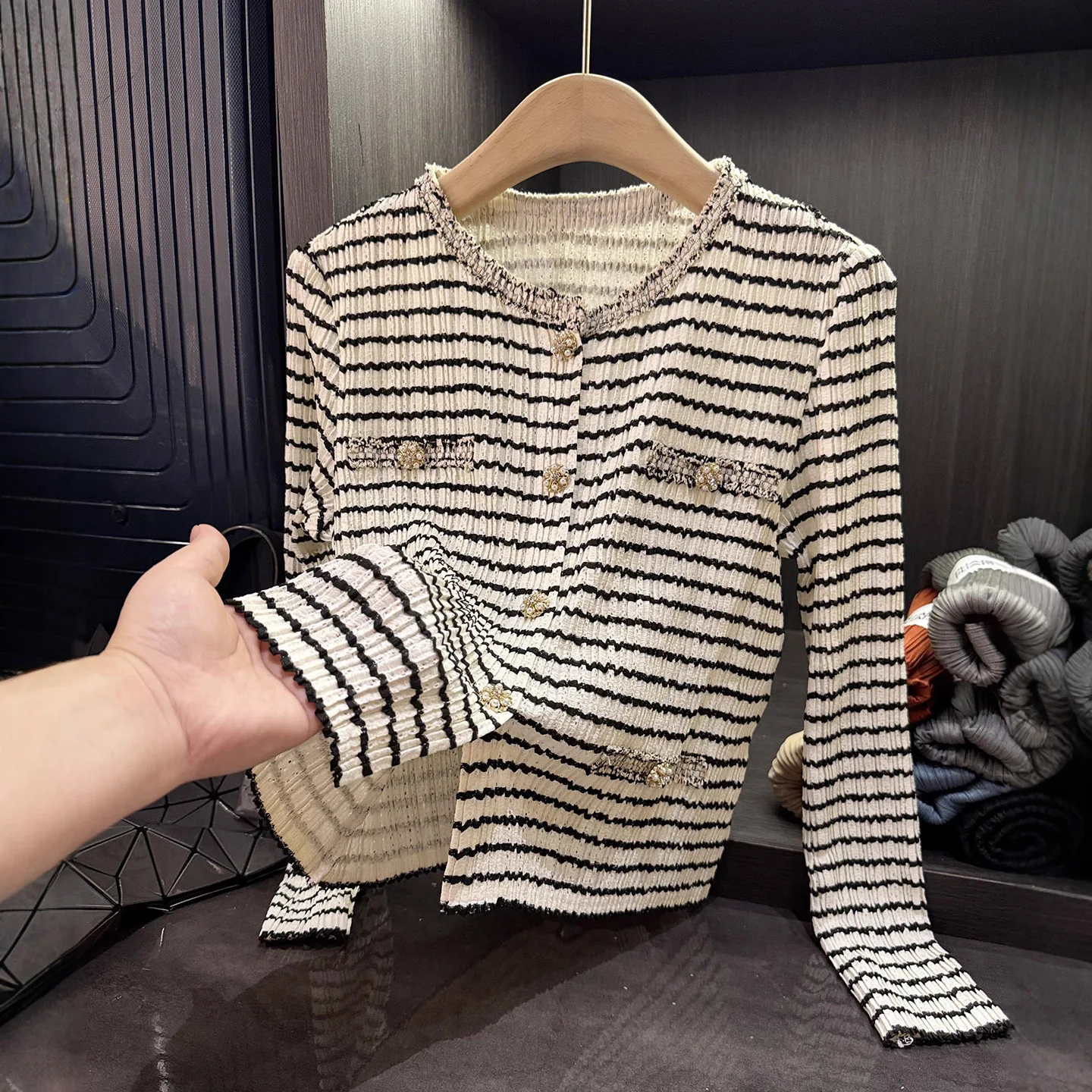 

Miyake Fold New Style 2025 Autumn Spring Small Skirt, Children's French Retro Plaid Design, Comfortable Waist Fashion Set