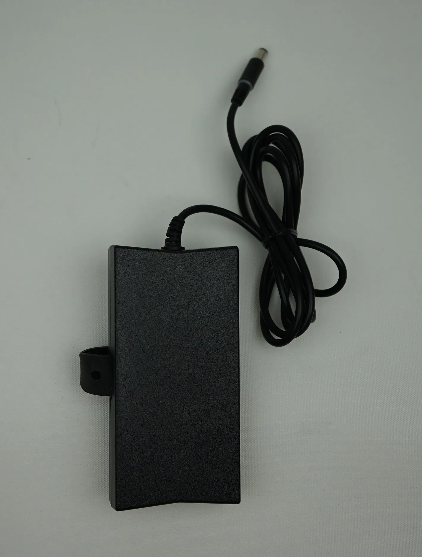 adaptador-de-ca-dell-169k6-delta-da130pe1-00-con-punta-de-barril-de-74-milimetros-130-vatios-195-voltios-67-amperios-negro