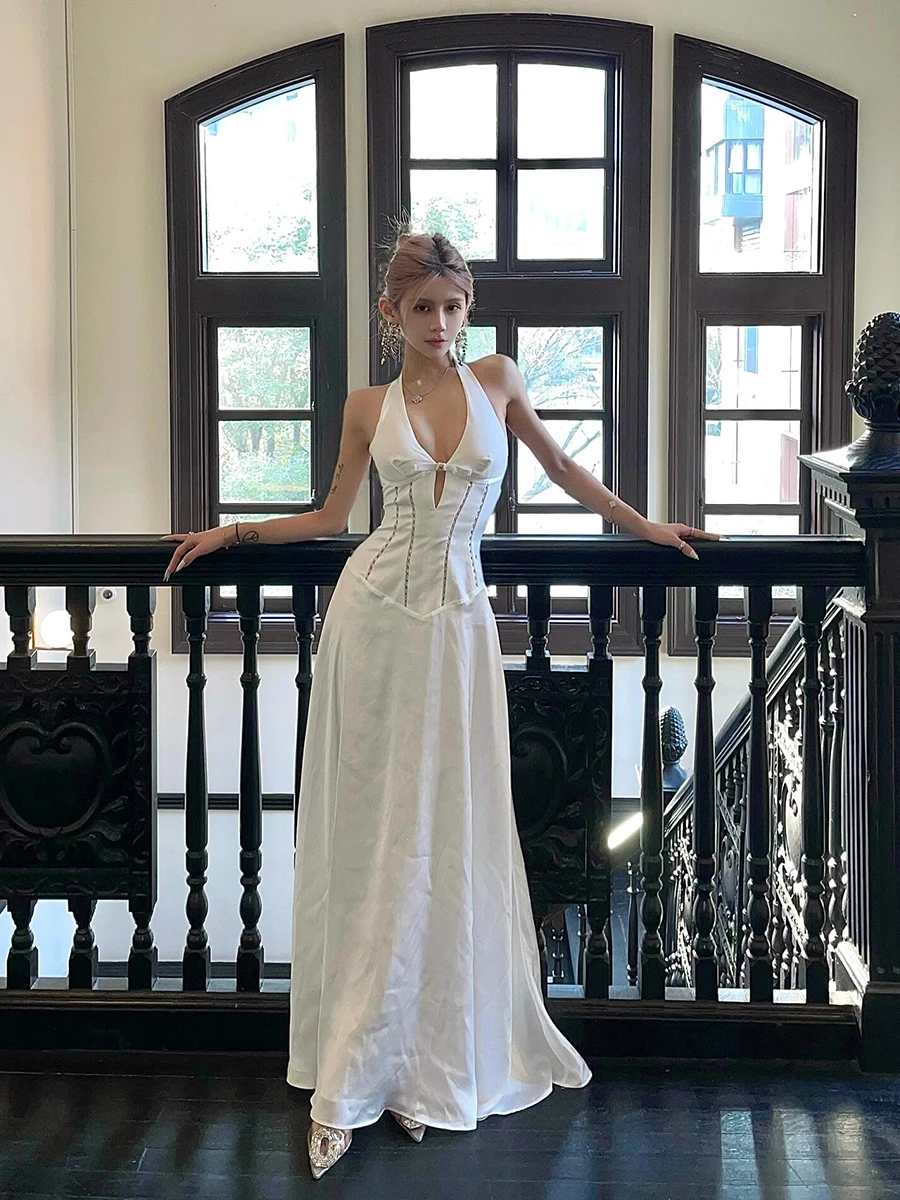 ReddaChic Boog Decor V-hals Vrouwen Feestjurk Wit Satijn Backless Hollow Out Halter Lange Jurk Afstuderen Elegante Zomerkleding