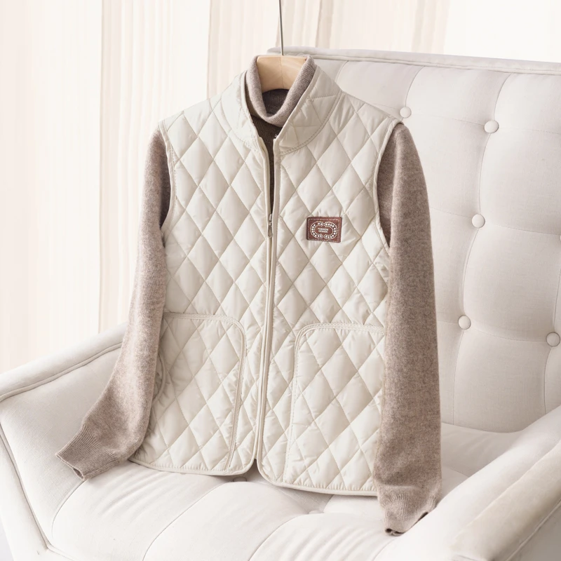 سترة قطنية خفيفة الوزن لعام 2025 للنساء في منتصف العمر وكبار السن بياقة واقفة بدون أكمام ملابس خارجية غير رسمية مضادة للبرد والدفء