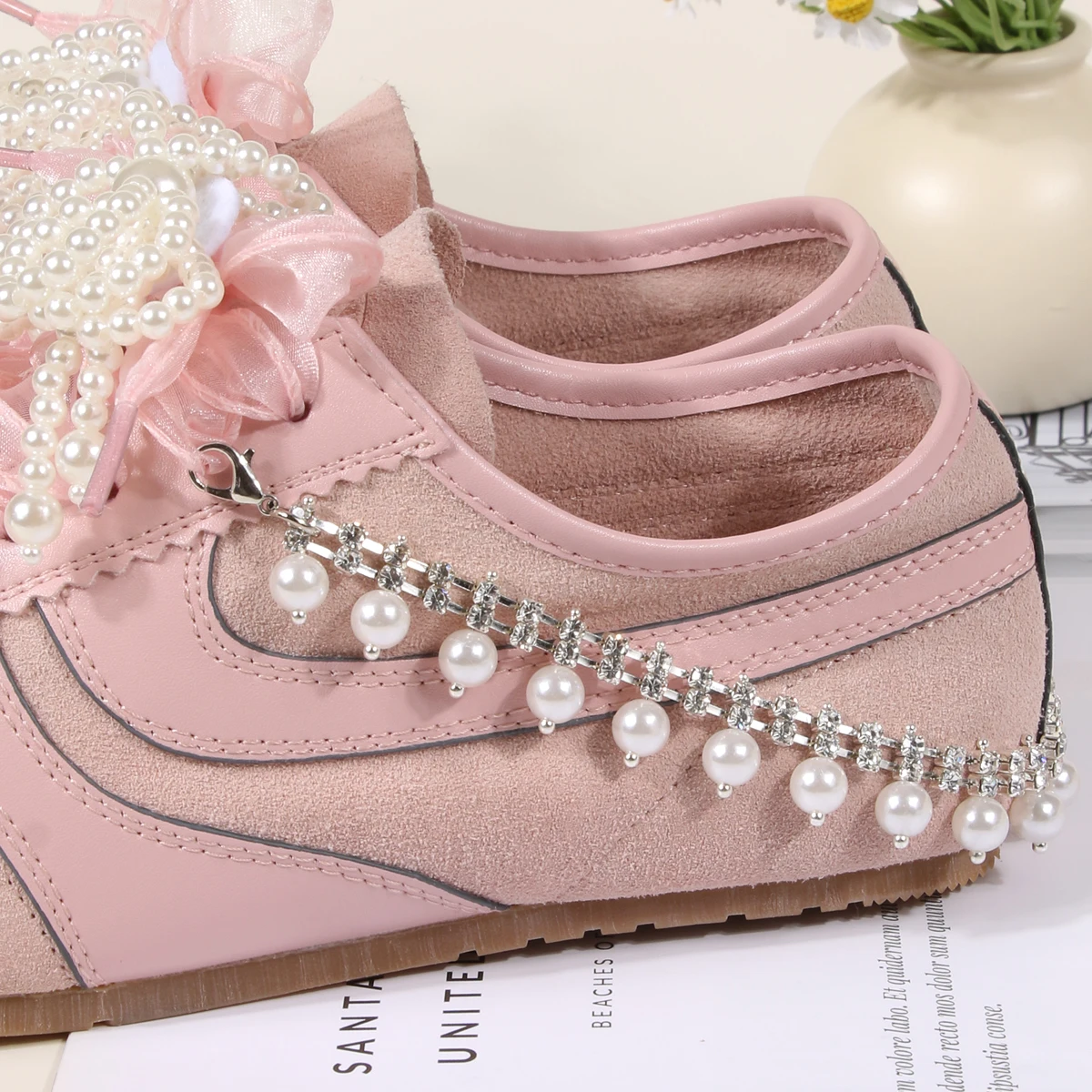Schuhketten aus perlmuttfarbenem Metall | Zarter doppellagiger Schuhschmuck mit Schleifenverschluss | Elegantes Schuhzubehör für Damen – Detail 4