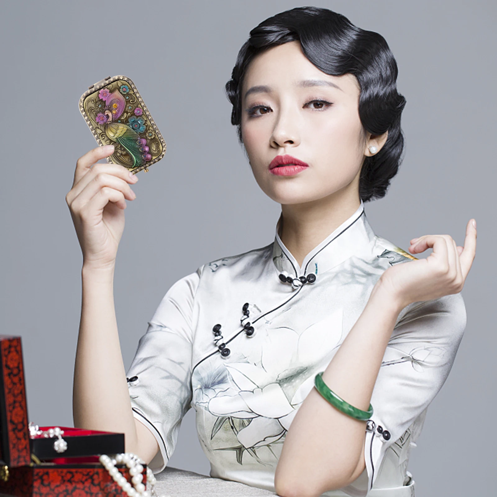 

Retro Vintage Folding Makeup Compact Metal Portable Peacock Design Small Round For Purse Travel Pocket Use Durable