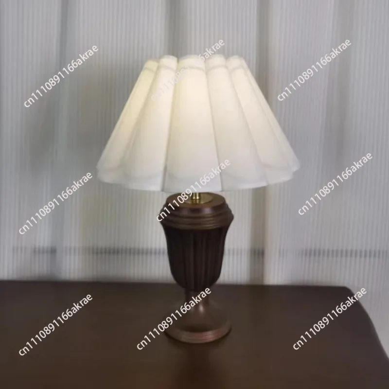 French retro medieval desk lamp bedroom bedside lamp  living room premium bedside table atmosphere lamp