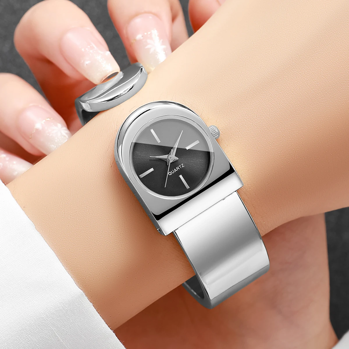 Fashion Silvery Cuff Bangle Strap Women Watches Unique Shaped Black Dial Quartz Wristwatch Relogio Feminino (Without Box)
