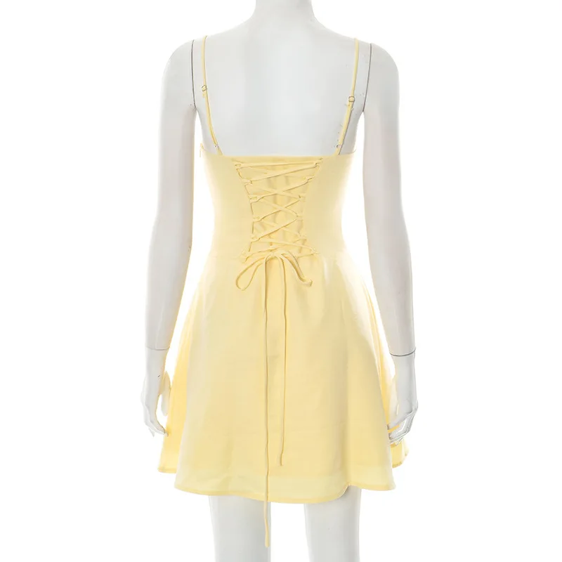 Mini vestido sexy con tirantes finos y cordones en forma de corazón