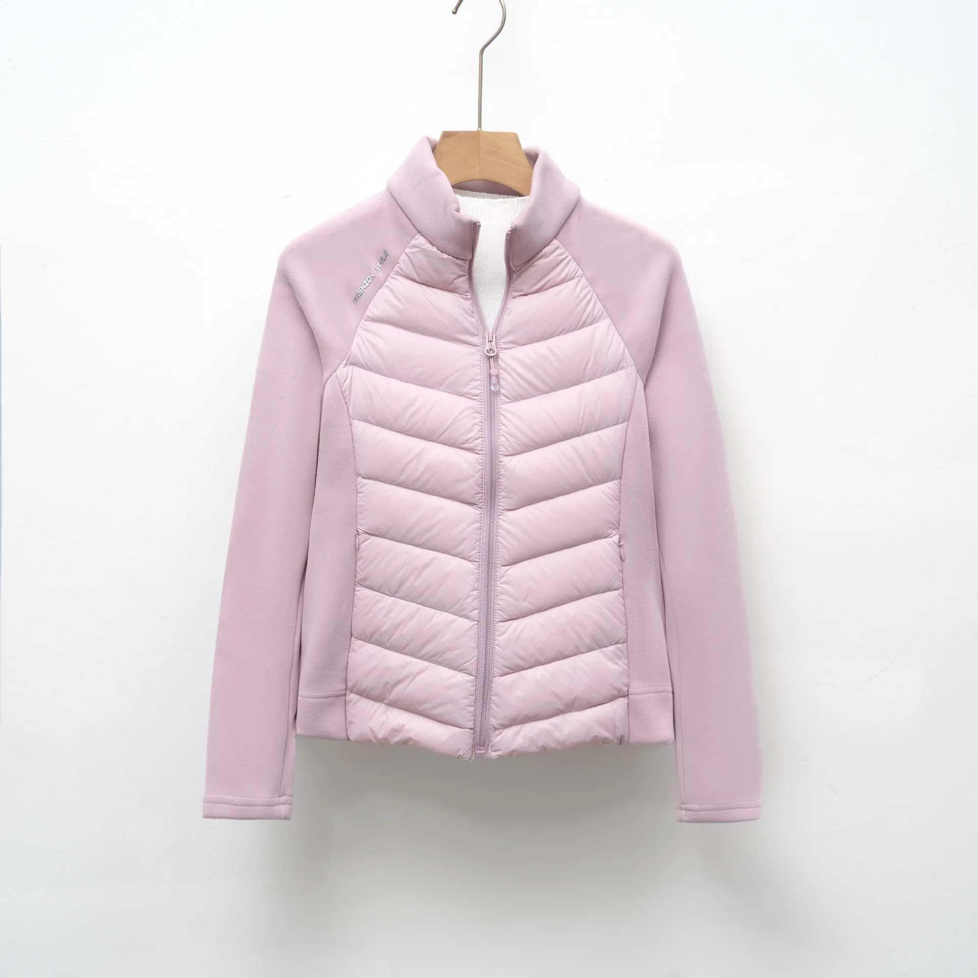 ألواح مستوحاة من اليوغا وقص أنيق على الطراز النشط. هذا منتفخ ذو ياقة واقفة خفيف الوزن مع تعبئة 90% معك.