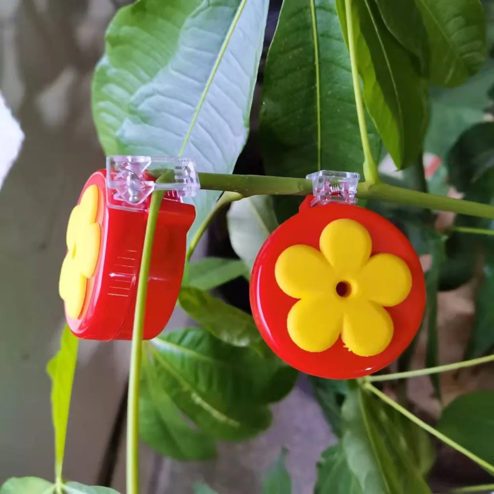 4sets ABS Hummingbird Clip Feeder With Brushes Flower Shape Flower Hummingbird Feeder Portable Size Window Hummingbird Feeder