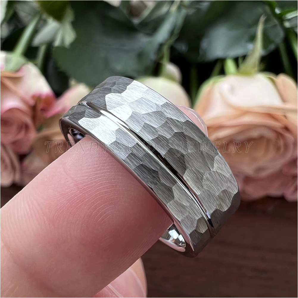 8 mm Eheringe aus Wolframkarbid für Männer und Frauen, Verlobung, Modeschmuck, gehämmerter, versetzter, gerillter, gebürsteter Finish, bequeme Passform – Detail 4
