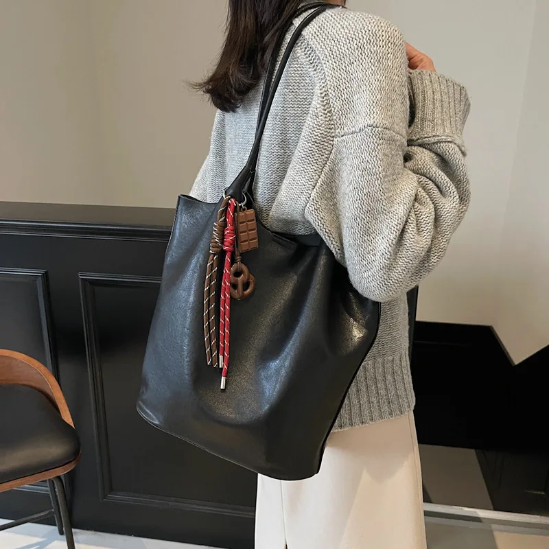 Handheld Bucket Bag for Women 2025 New Fashionable Large Capacity Soft Leather Shoulder Bag Versatile Commuter Tote Bag