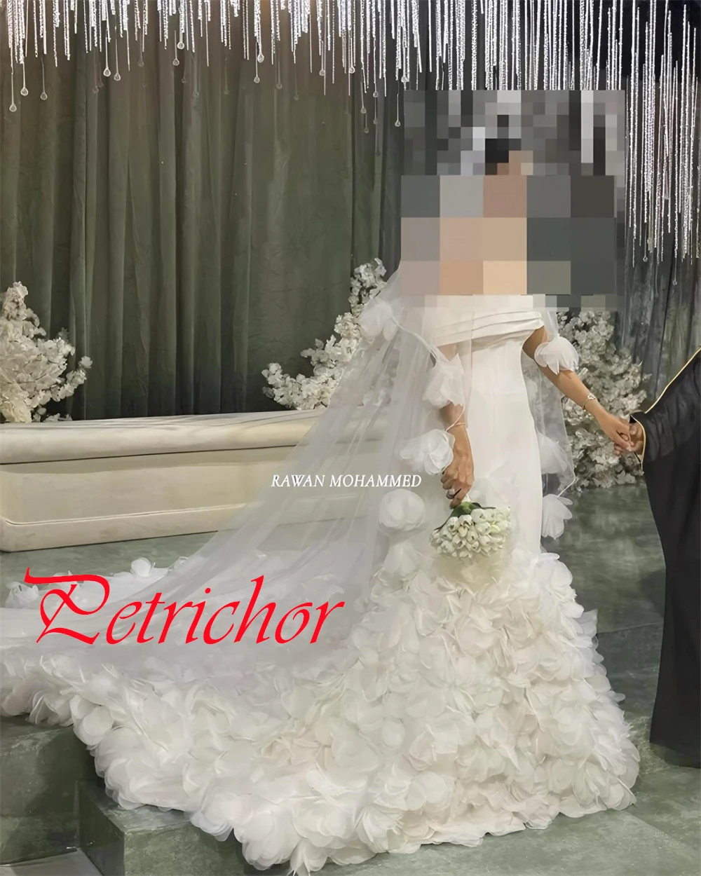 Op maat gemaakte elegante witte satijnen trouwjurk Prachtige strapless off-shoulder korte mouwen kapel trein bruidsjurken