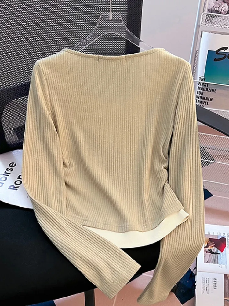 تي شيرت نسائي على الطراز الكوري بتصميم ضيق وأكمام طويلة وياقة على شكل V مع تصميم قطعتين وهمي أنيق للارتداء اليومي