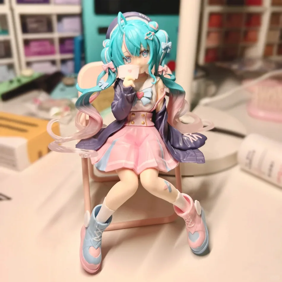 Hatsune Miku Anime-Figur Matrosenanzug Rosa Sakura Sitzende Pose PVC Actionfigur Modell Spielzeug Dekoration Sammlerstück Geschenke