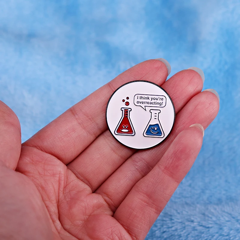 أعتقد أنك تبالغ في رد فعل المينا دبوس شارة معدنية مضحك الكيمياء الفكاهة هدية للمهووسين المهووسين الكيميائيين