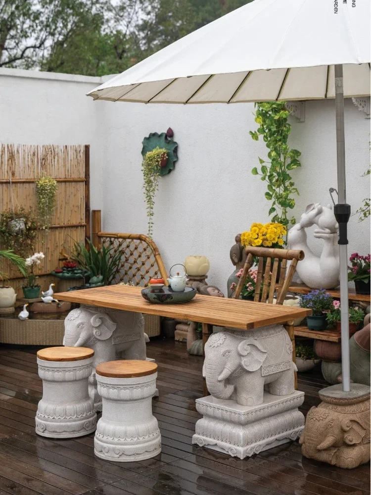 Chinese style courtyard garden layout outdoor tables and chairs, stone piers, teak tea tables balconies outdoor courtyard tables
