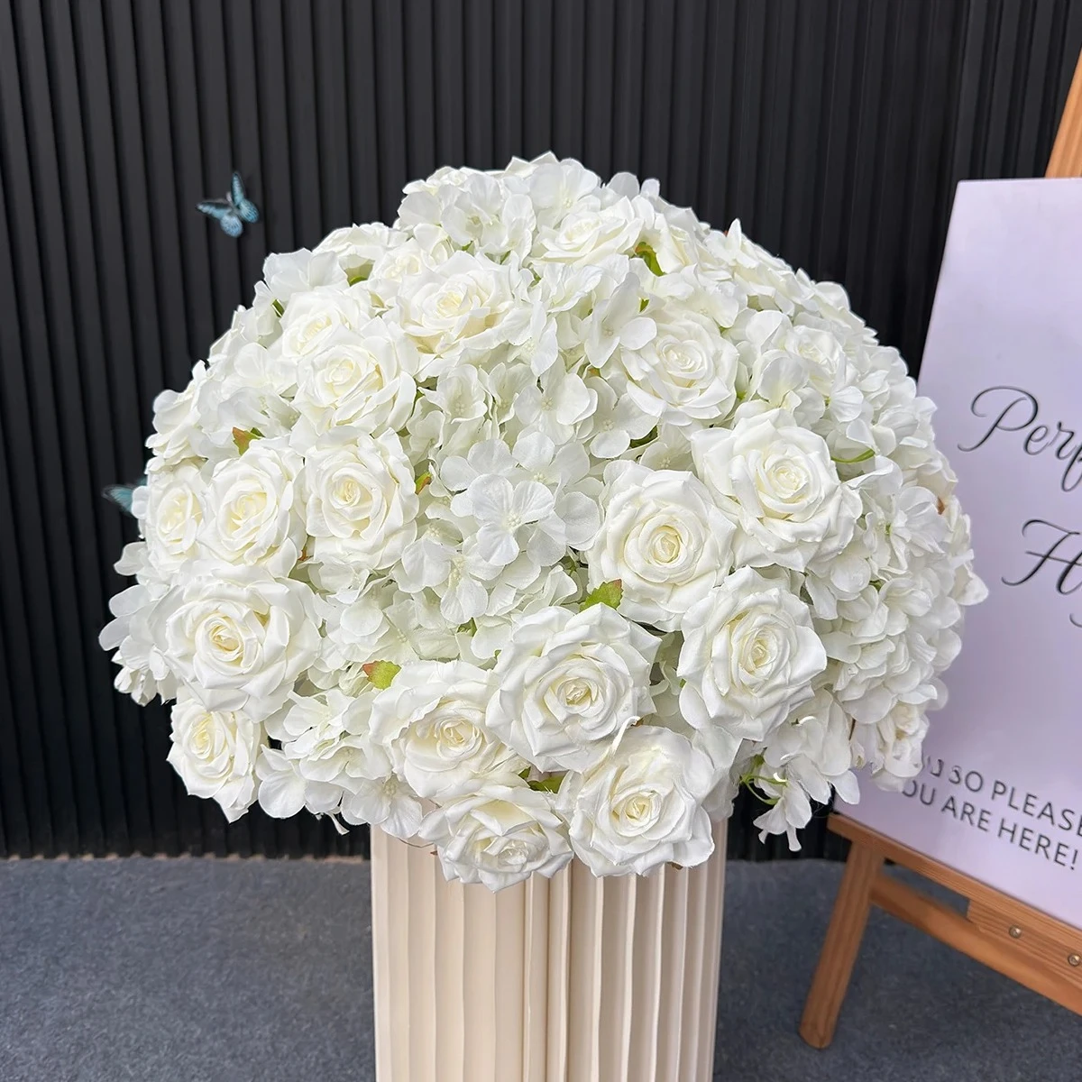 

Роскошный белый цветочный декор: искусственные цветочные шары, композиции для стола, напольные цветочные ряды для свадебного оформления