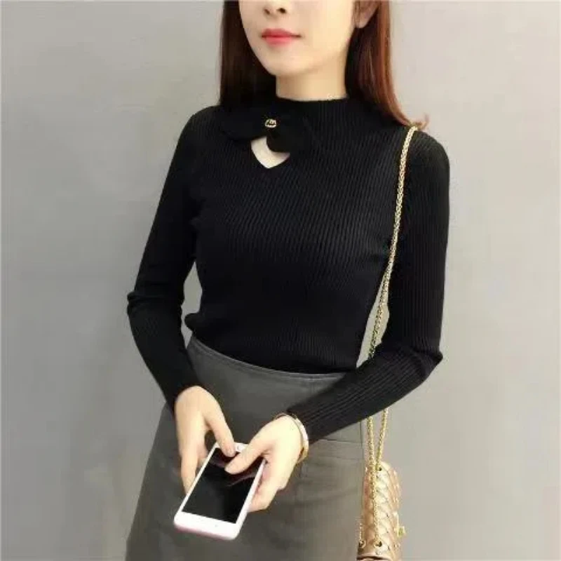 Koreańska moda Jesień Zima Swetry Kobiety Mock Neck Bow Hollow Out Gruby biurowy damski długi rękaw Luźne pulowery Dzianinowy top