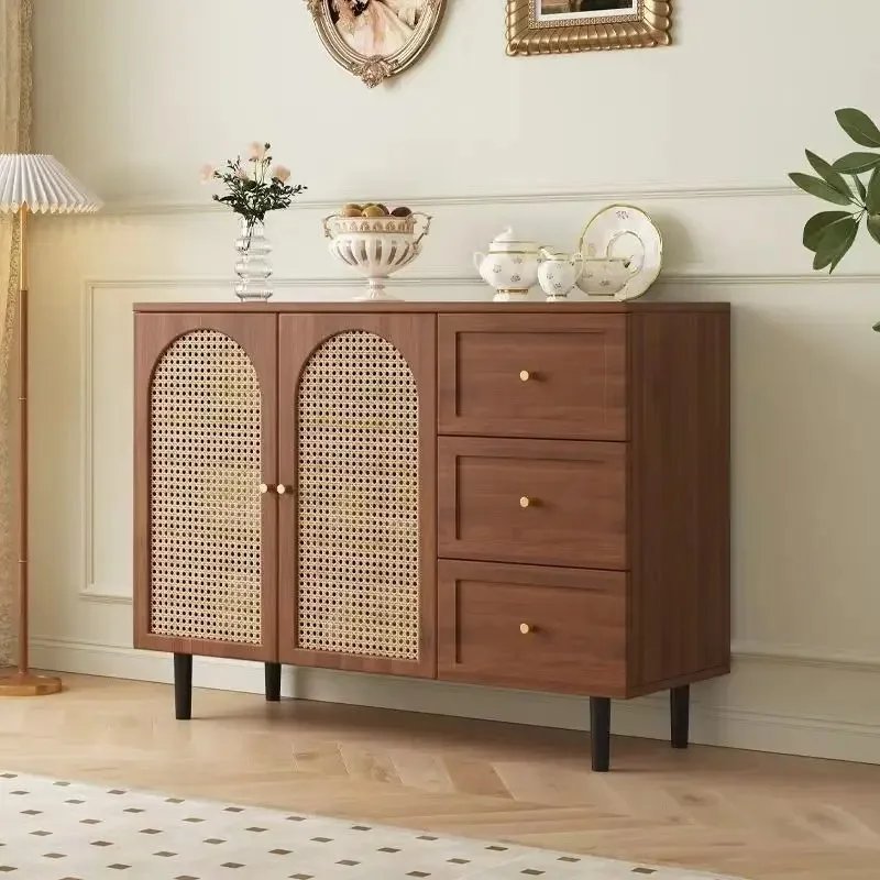 

Пасторальный французский боковой шкаф. Современное простое хранилище из ротанга. Домашний ресторан. Хранение для чая и кухни.