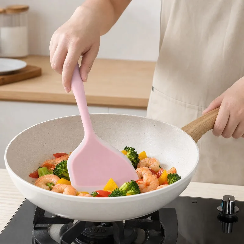 Silicone spatula for spreading wide mouth pizza without damaging the pan, heat-resistant household pancake pan