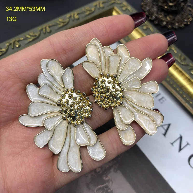 Vintage White Flower Enamel Brooches Earrings Trendy Drip Oil Accessories Pins Exquisite Lady Retro Party Jewelry Ear Rings Gift