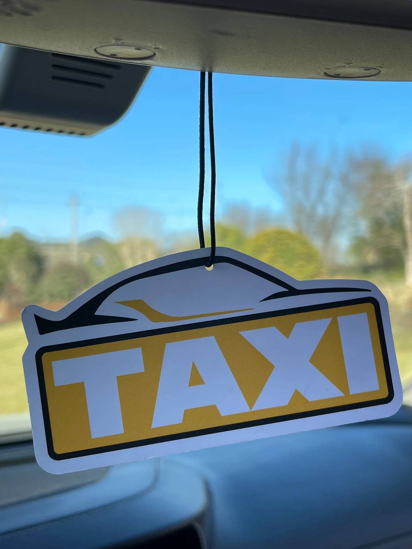 Taxi, Hilton Fresh Scent Five-Star Neutral Car Perfume and Non-Toxic Air Freshener |   Natural Essential Oils and Aromatherapy Scent Tablets (Noroili/Grapefruit/Cedar) |   Hanging Type and Dual-Purpose with Vent Clip |   Long-Lasting Fragrance for 60-90 Days |   Deodorize and Purify the Air |   Suitable for Use in Cars, Homes, Wardrobes, and Bathrooms. |   Same Fragrance as the One Sold in the Store