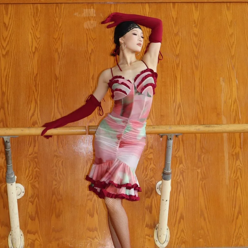 Abito da ballo latino personalizzato Completo da allenamento per donna Set da performance Canotta stampata Top Mezza gonna con bordo arricciato a doppio strato