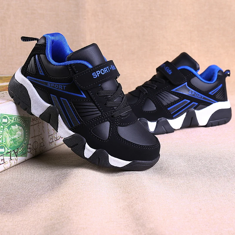 A pair of children's practical training sneakers, adjustable hook and loop design, comfortable fit for all‑day wear, FED‑805