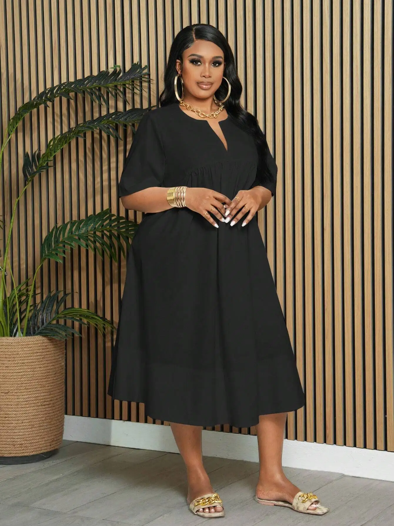 

Plus Size Relaxed Solid Short Sleeve Notched Neck A-Line Knee-Length Casual Dress