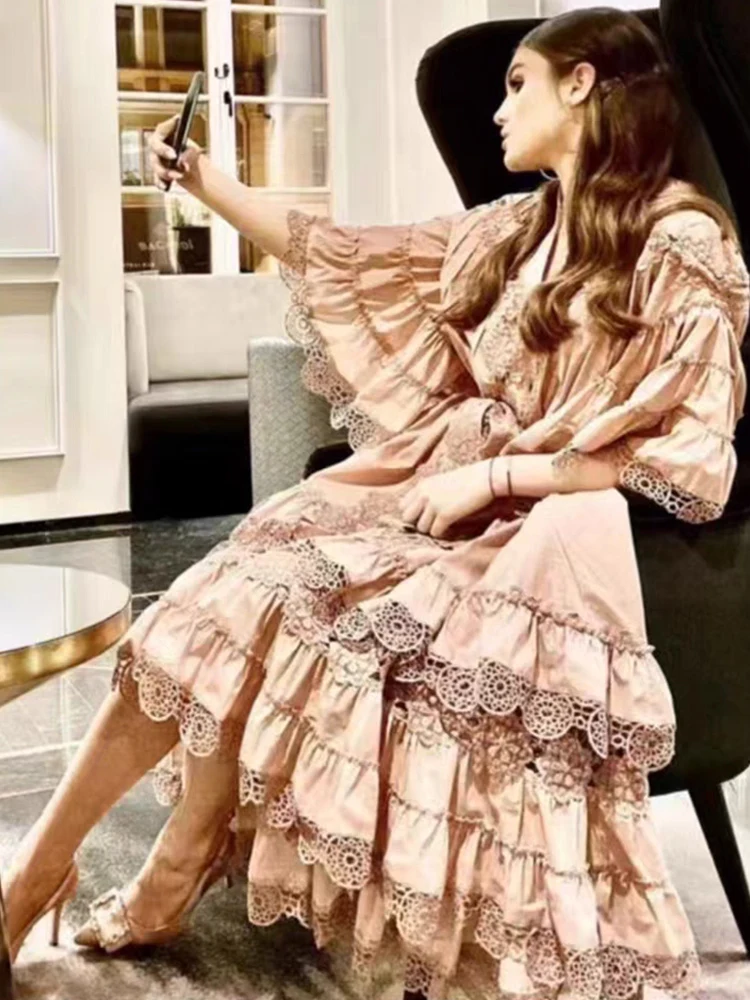 Schweres, handwerkliches Aufkleberkleid mit V-Ausschnitt, Trompetenärmeln, Schnür-Taillenkleid, 2025, Frühlings-Damenmode, neuer, plissierter, mehrstufiger Pommelrock