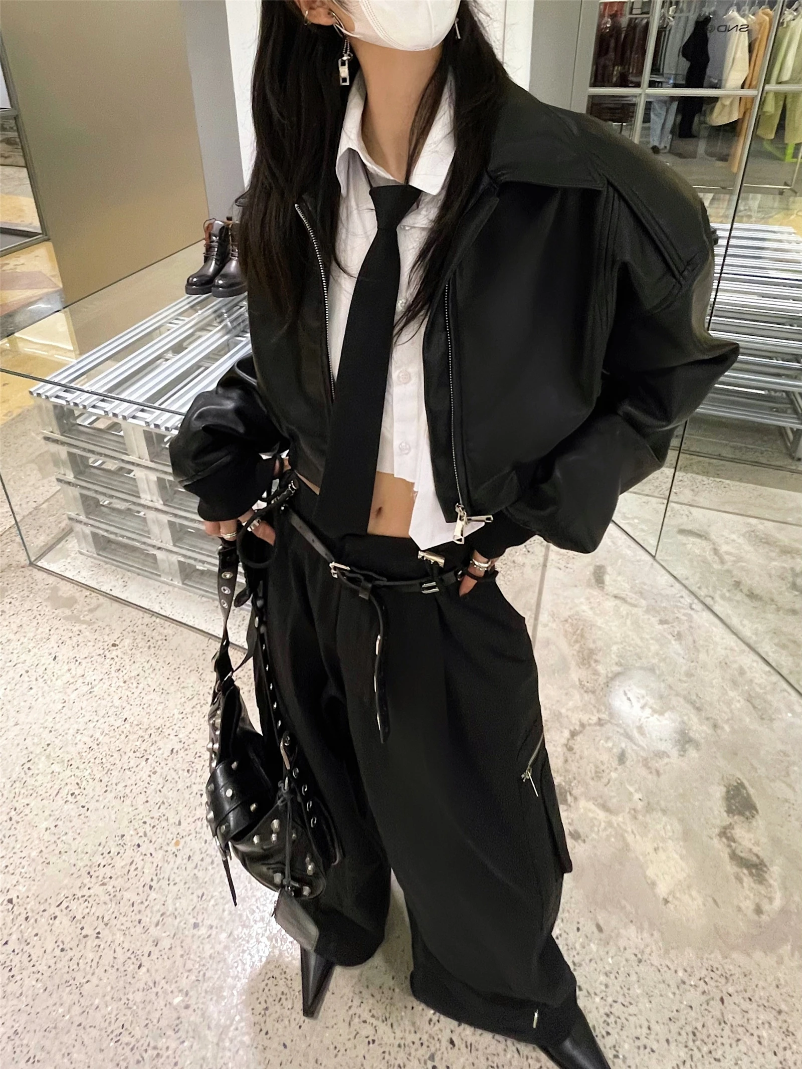 PUレザー製レディースジャケット、スリーブデザイン、ブラックアウターウェア、ファッショナブルな通勤用、長袖ジッパー付き