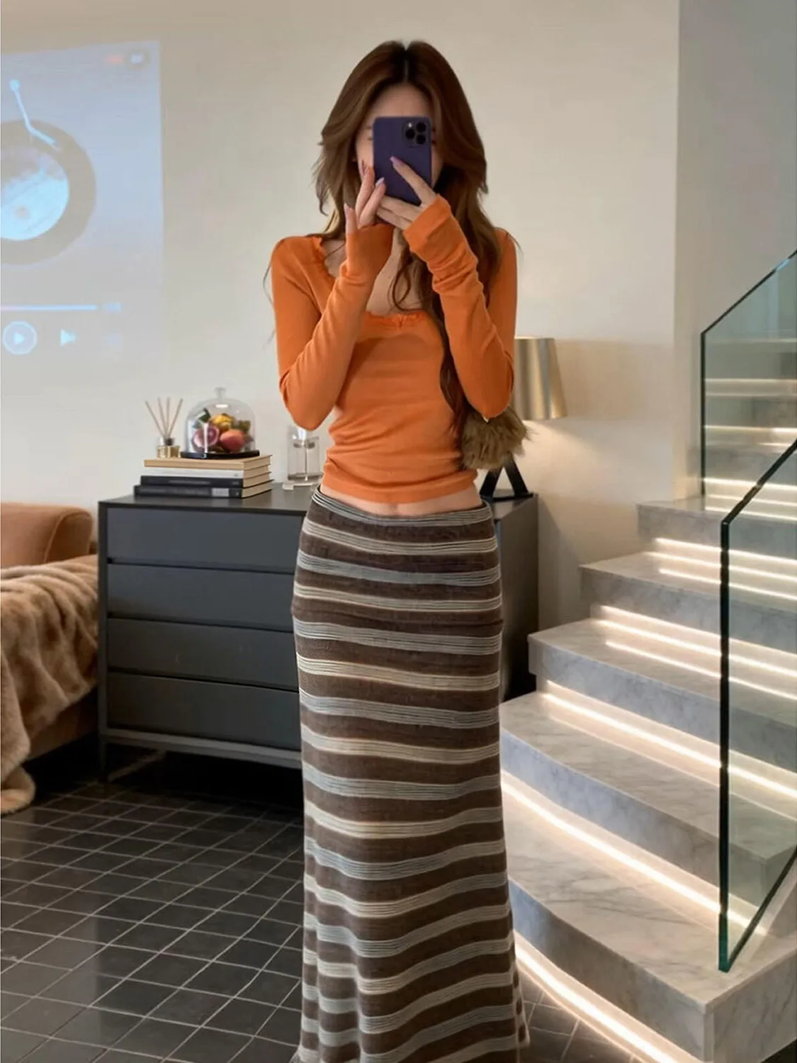 

Корейский модный комплект с юбкой макси и длинными рукавами для женщин: осенне-зимний новый полосатый костюм-двойка