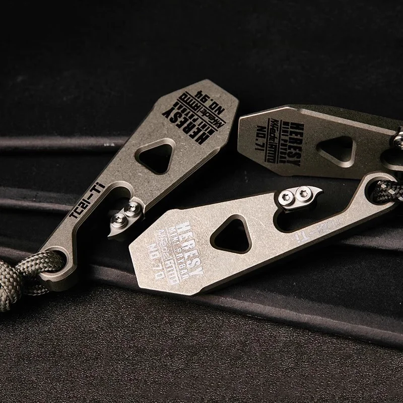 Mini Titanium Alloy Crowbar Bottle Opener Prybar Cool Keychain EDC Hand Tools Multifunction Camping Gear(Random Numbering)