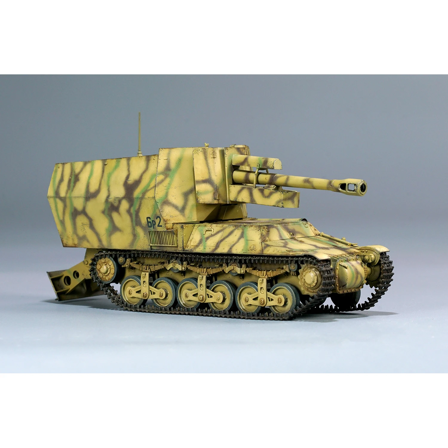 ZIMI 35077 مقياس 10.5 سم leFH-18/4 auf Schautzwagen Lrs. [f][بيكر] منصة سيارة مسطحة ألمانية 50 طن SSy45 من النوع الألماني 1/35