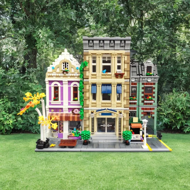 

Police Station & Doughnut Shop building blocks, 1605 Pieces, Modular Structure, Perfectly Integrates into Cityscape Rebrickable