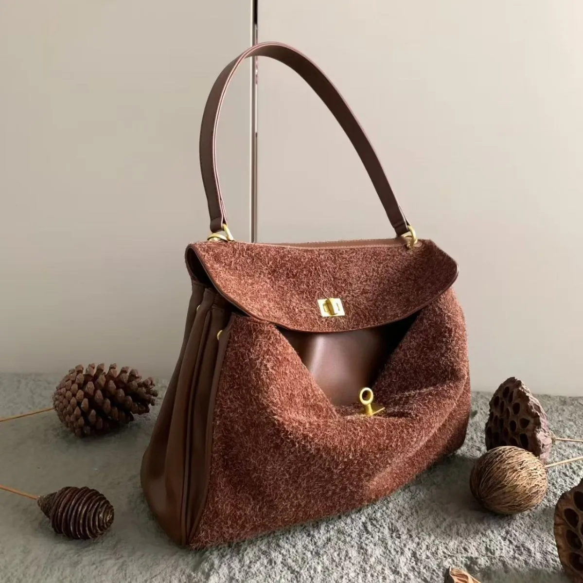 

2025 Новая матовая сумка из воловьей кожи, высококачественная нишевая дизайнерская повседневная сумка через плечо в стиле ретро Tide