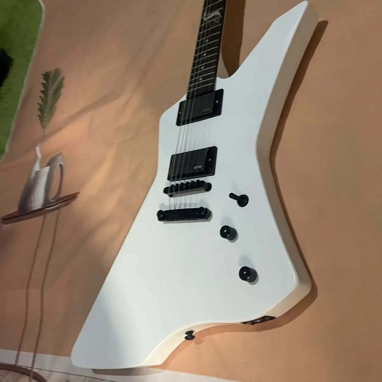 In stock, 6-chord shaped electric guitar, white body, black hardware accessories, with real shipping pictures. Order and ship im