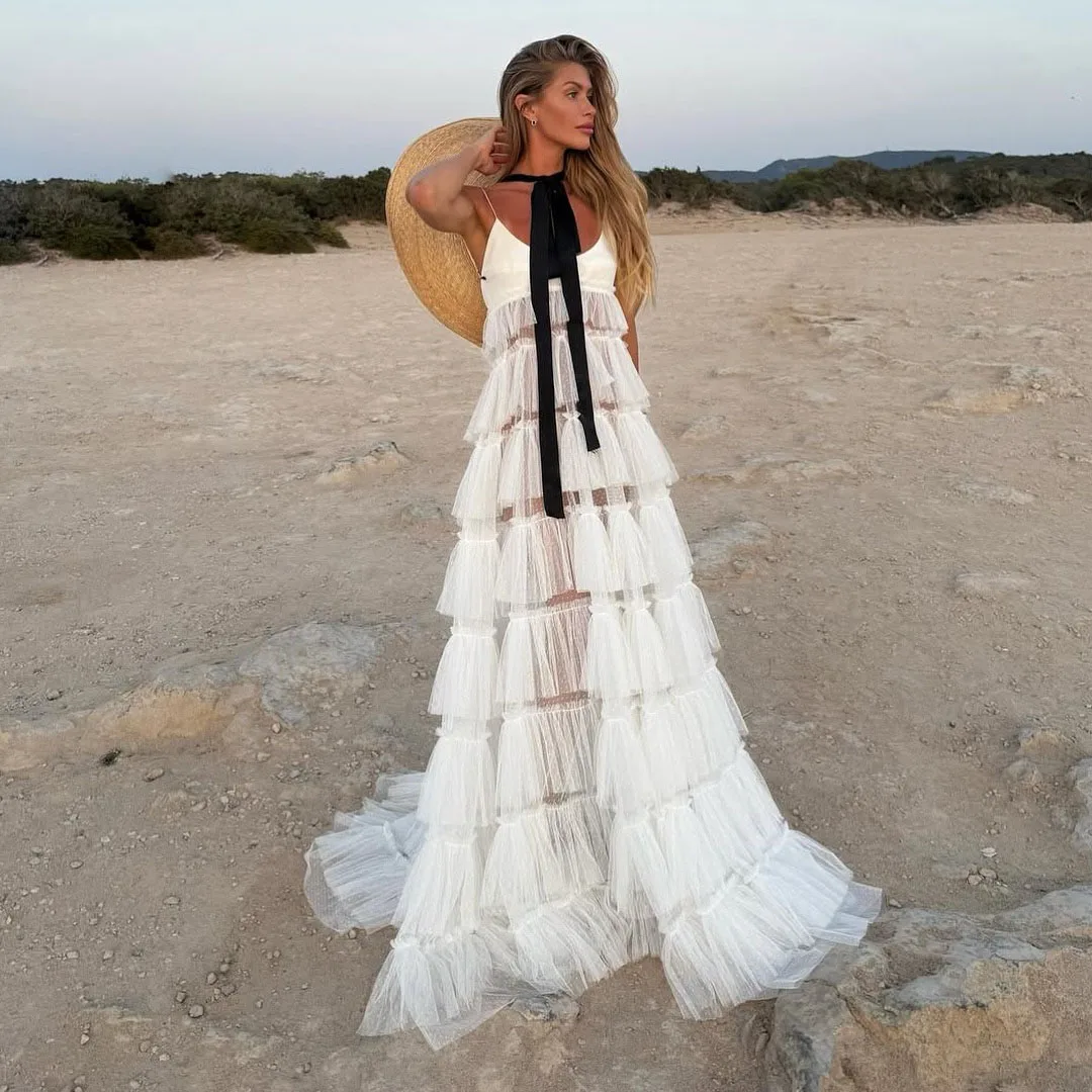 Robe longue Chic en Tulle à plusieurs niveaux pour femmes, avec détail de ruban noir et chapeau de paille rond, pour plage, fête de mariage, tenue d'été transparente